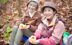 仲間とみかんを食べる画像